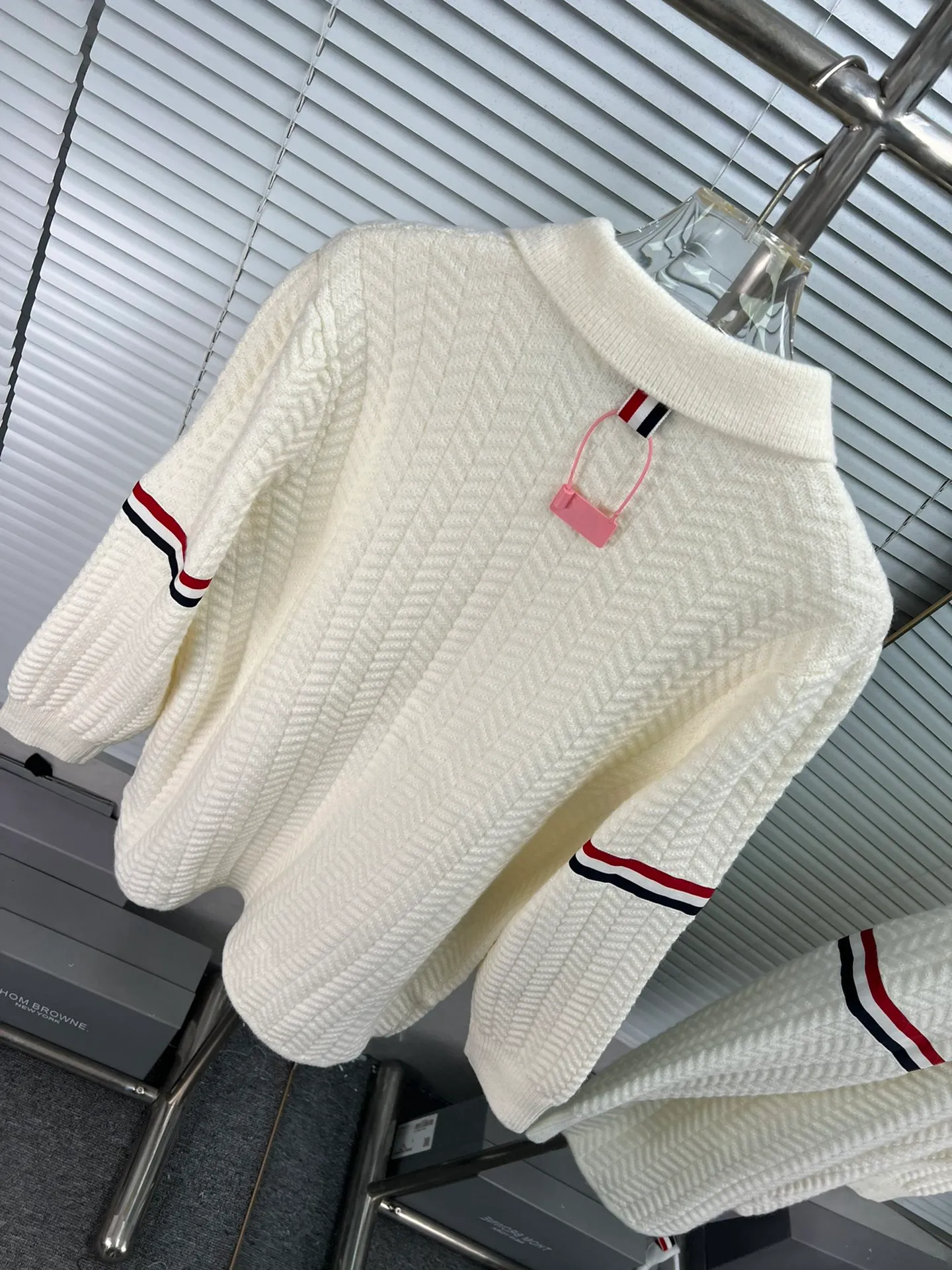 THOM BROWNE🇫🇷 𝐓𝐁 📍𝐂𝐨𝐥𝐨𝐮𝐫 ：Gray🆚Navy Blue🆚White 📍𝐒𝐢𝐳𝐞Size： 📍𝐃𝐞𝐭𝐚𝐢𝐥 ： ， ， 。 ， ， ， Classic ， get buff， ， ， ， ， ， ， ~~ Gray Classic Navy Blue